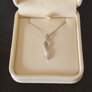 Women’s white gold & diamond necklace.
